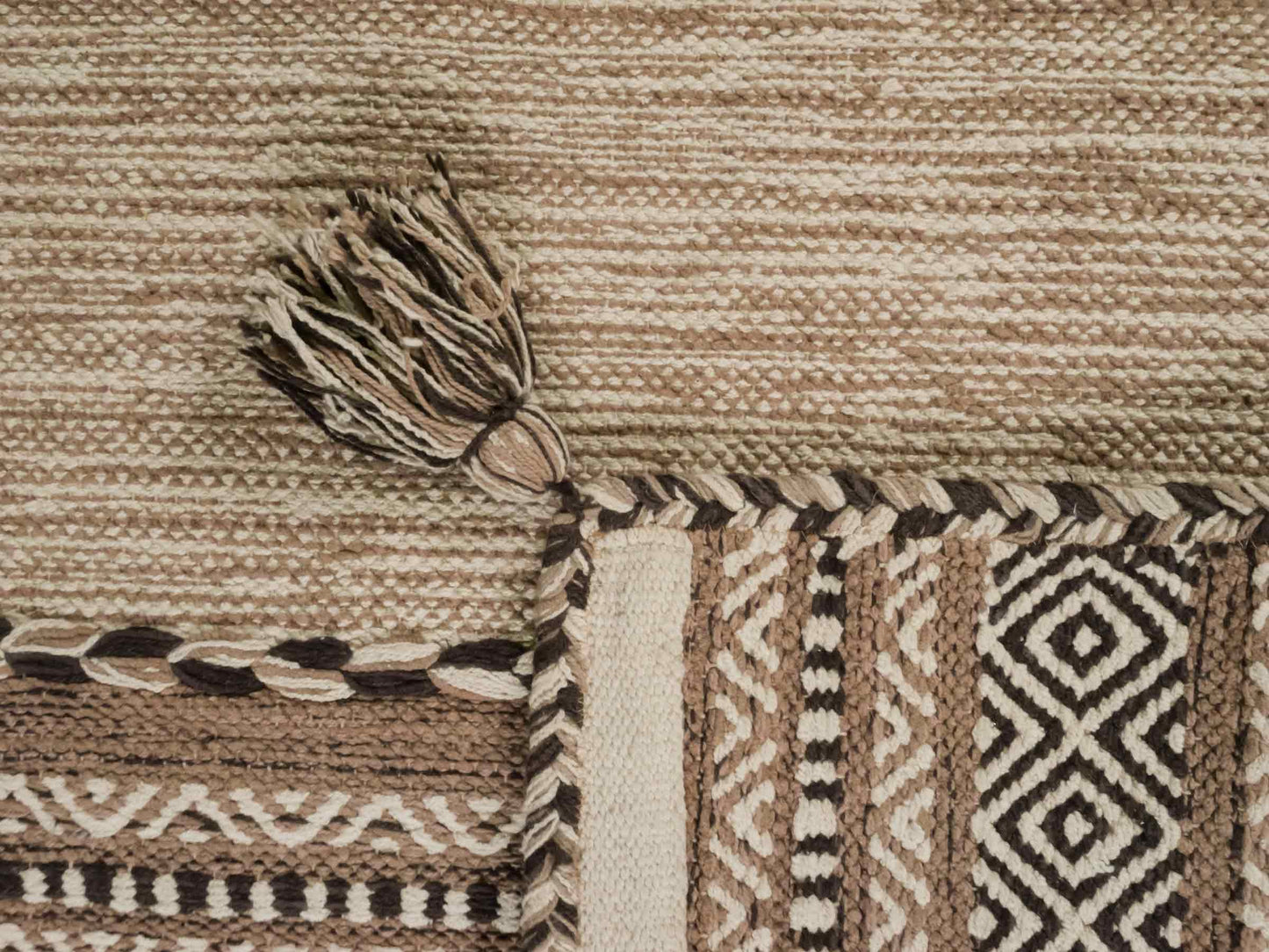 Handgewebter, moderner Indo Kelim Orientteppich von Khademi aus Baumwolle, beige. Geometrisches Design. Von Hand gewebt in Indien. Größe: 90x60cm. Teppichnummer: KB4-1631. Verkauf durch Jupiter Intl.