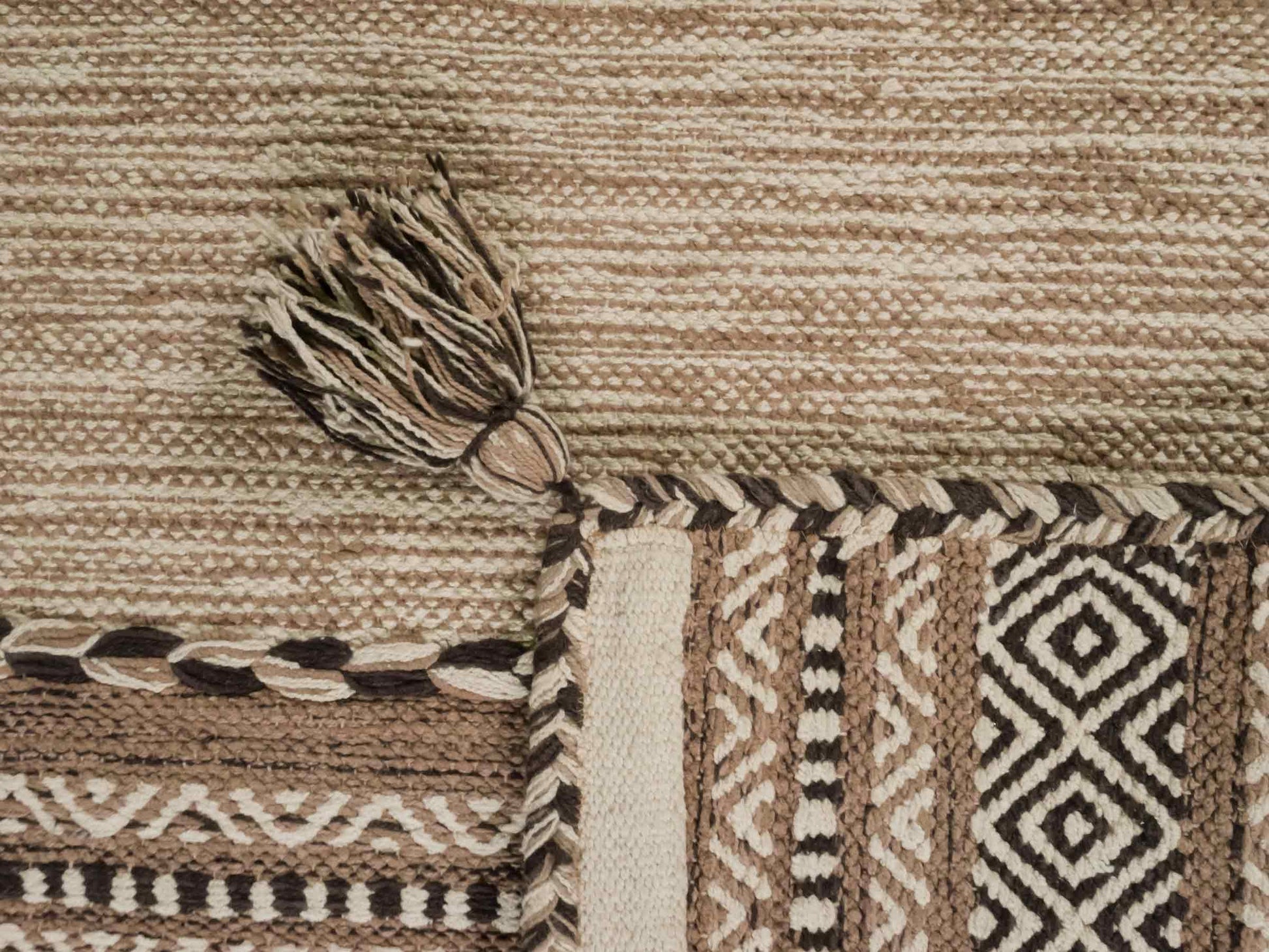 Handgewebter, moderner Indo Kelim Orientteppich von Khademi aus Baumwolle, beige. Geometrisches Design. Von Hand gewebt in Indien. Größe: 90x60cm. Teppichnummer: KB4-1631. Verkauf durch Jupiter Intl.