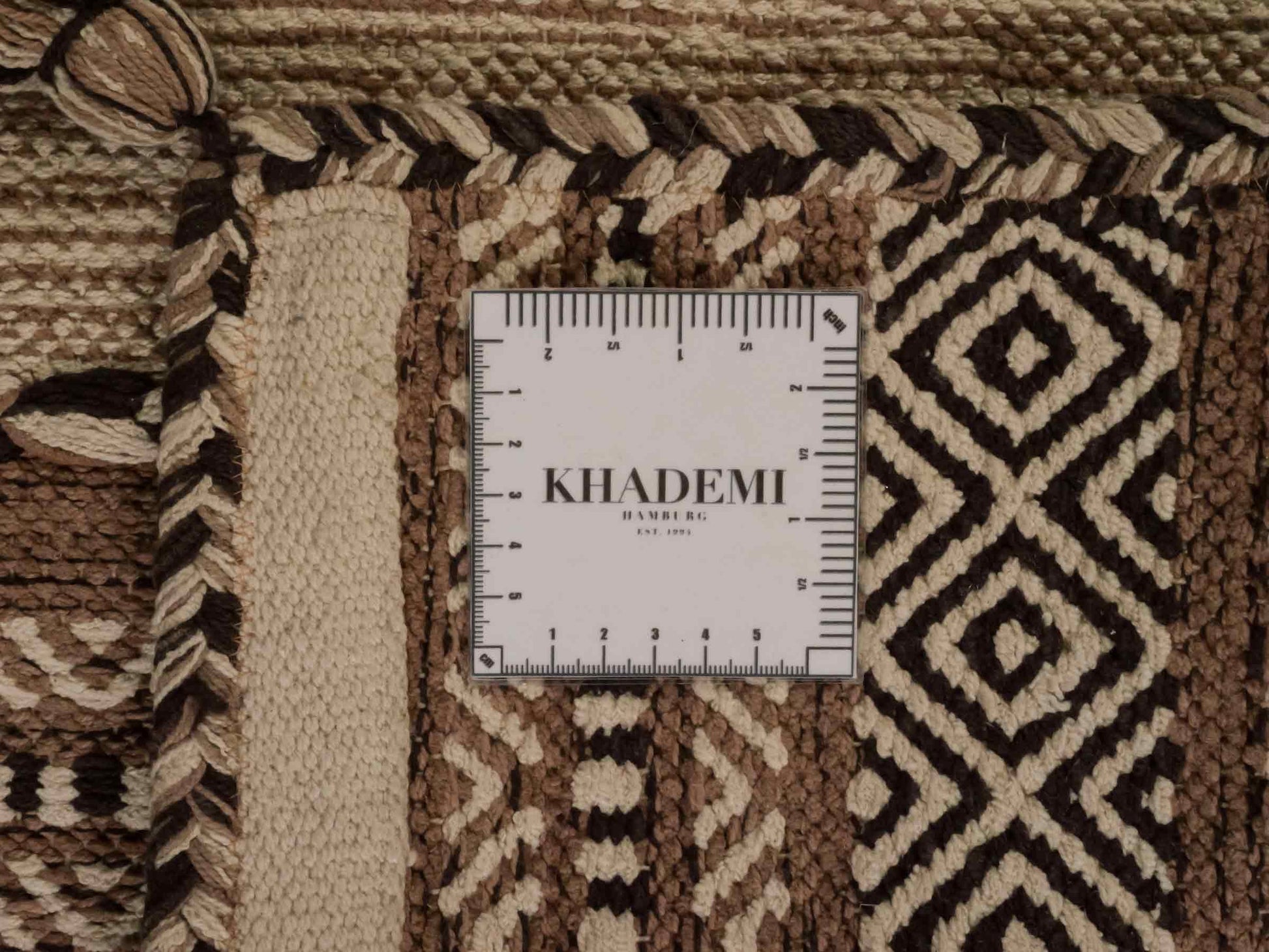 Handgewebter, moderner Indo Kelim Orientteppich von Khademi aus Baumwolle, beige. Geometrisches Design. Von Hand gewebt in Indien. Größe: 90x60cm. Teppichnummer: KB4-1631. Verkauf durch Jupiter Intl.