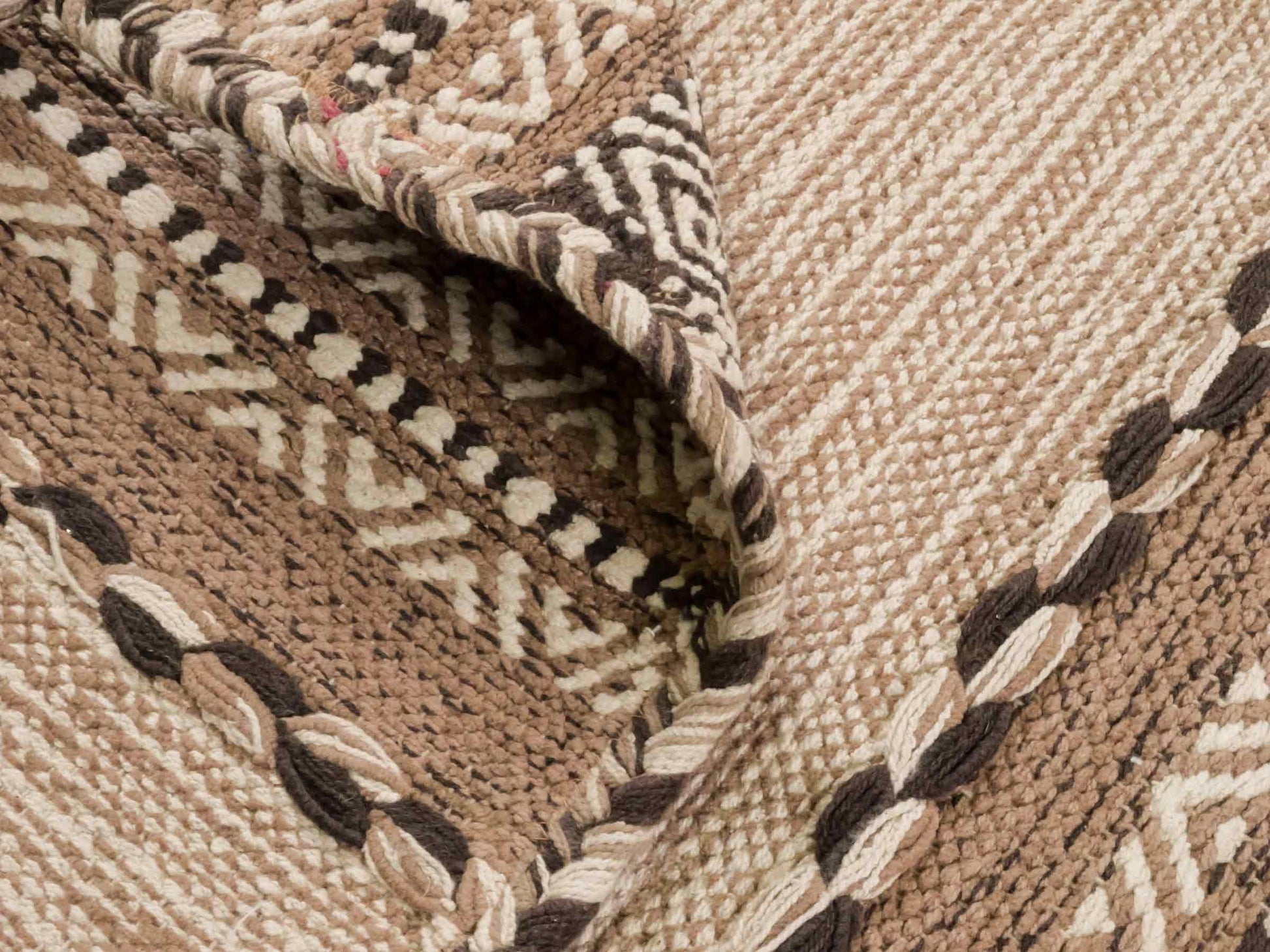 Handgewebter, moderner Indo Kelim Orientteppich von Khademi aus Baumwolle, beige. Geometrisches Design. Von Hand gewebt in Indien. Größe: 90x60cm. Teppichnummer: KB4-1631. Verkauf durch Jupiter Intl.