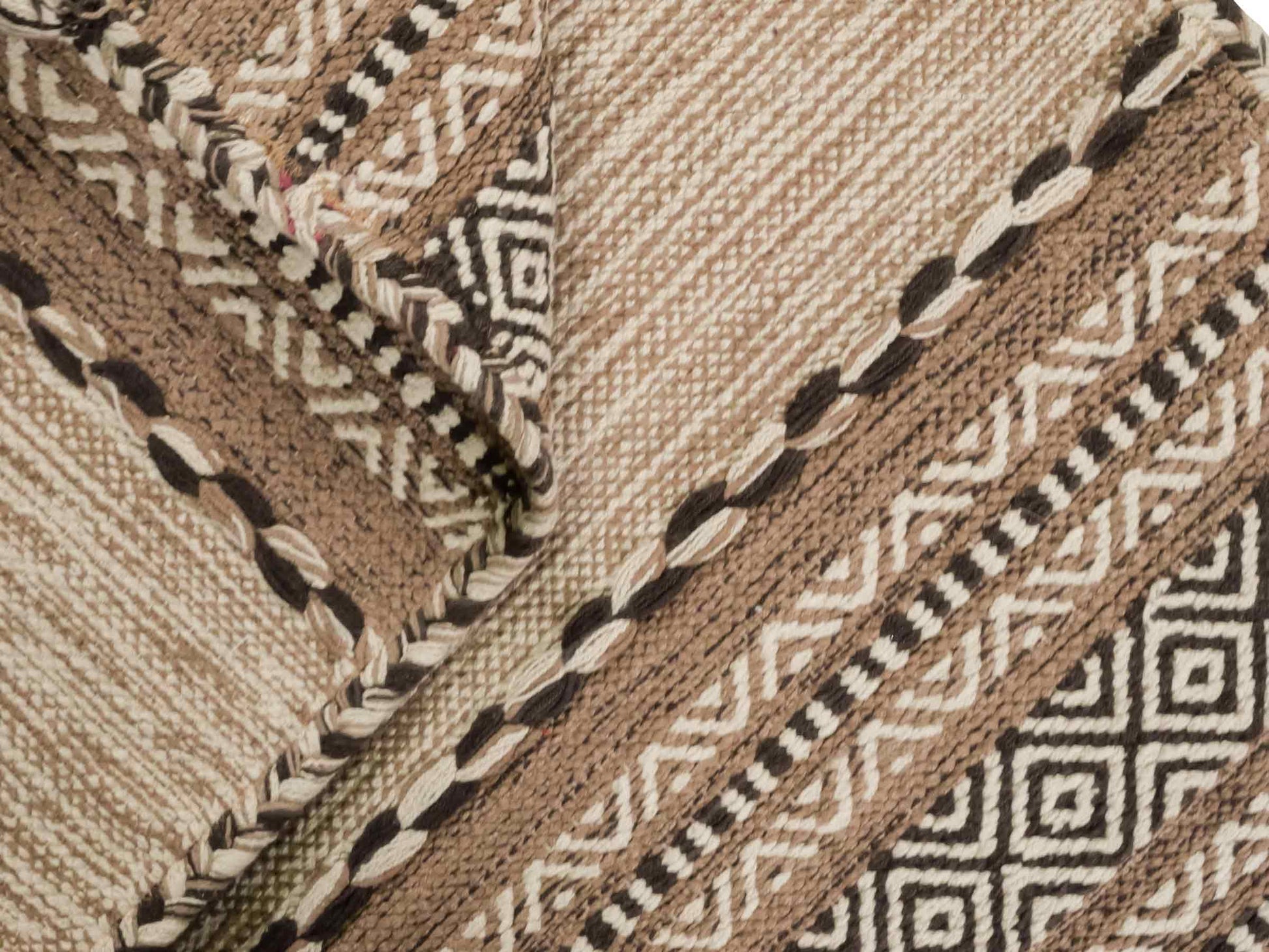 Handgewebter, moderner Indo Kelim Orientteppich von Khademi aus Baumwolle, beige. Geometrisches Design. Von Hand gewebt in Indien. Größe: 90x60cm. Teppichnummer: KB4-1631. Verkauf durch Jupiter Intl.