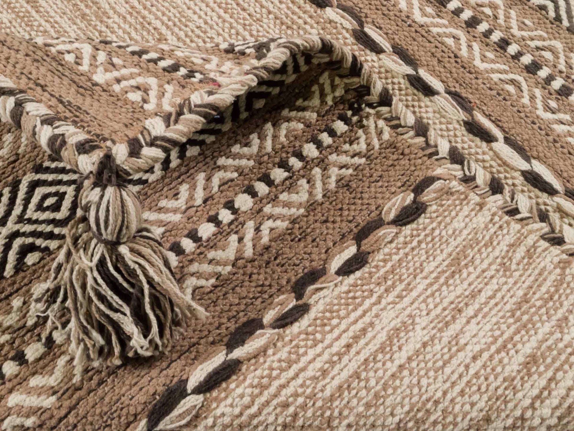 Handgewebter, moderner Indo Kelim Orientteppich von Khademi aus Baumwolle, beige. Geometrisches Design. Von Hand gewebt in Indien. Größe: 90x60cm. Teppichnummer: KB4-1631. Verkauf durch Jupiter Intl.