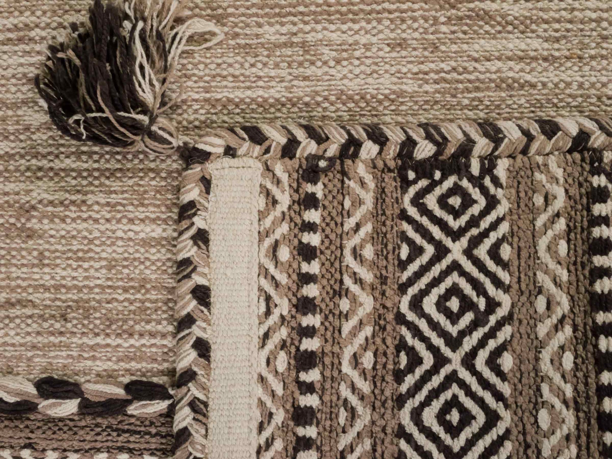 Handgewebter, moderner Indo Kelim Orientteppich von Khademi aus Baumwolle, beige. Geometrisches Design. Von Hand gewebt in Indien. Größe: 90x60cm. Teppichnummer: KB4-1632. Verkauf durch Jupiter Intl.