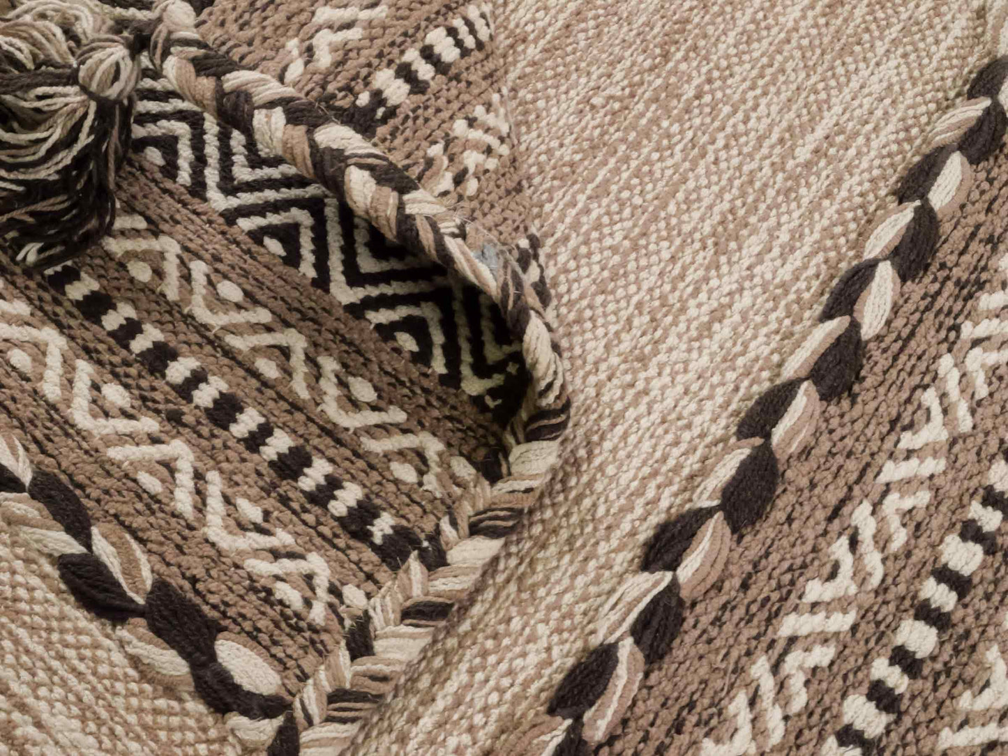 Handgewebter, moderner Indo Kelim Orientteppich von Khademi aus Baumwolle, beige. Geometrisches Design. Von Hand gewebt in Indien. Größe: 90x60cm. Teppichnummer: KB4-1632. Verkauf durch Jupiter Intl.