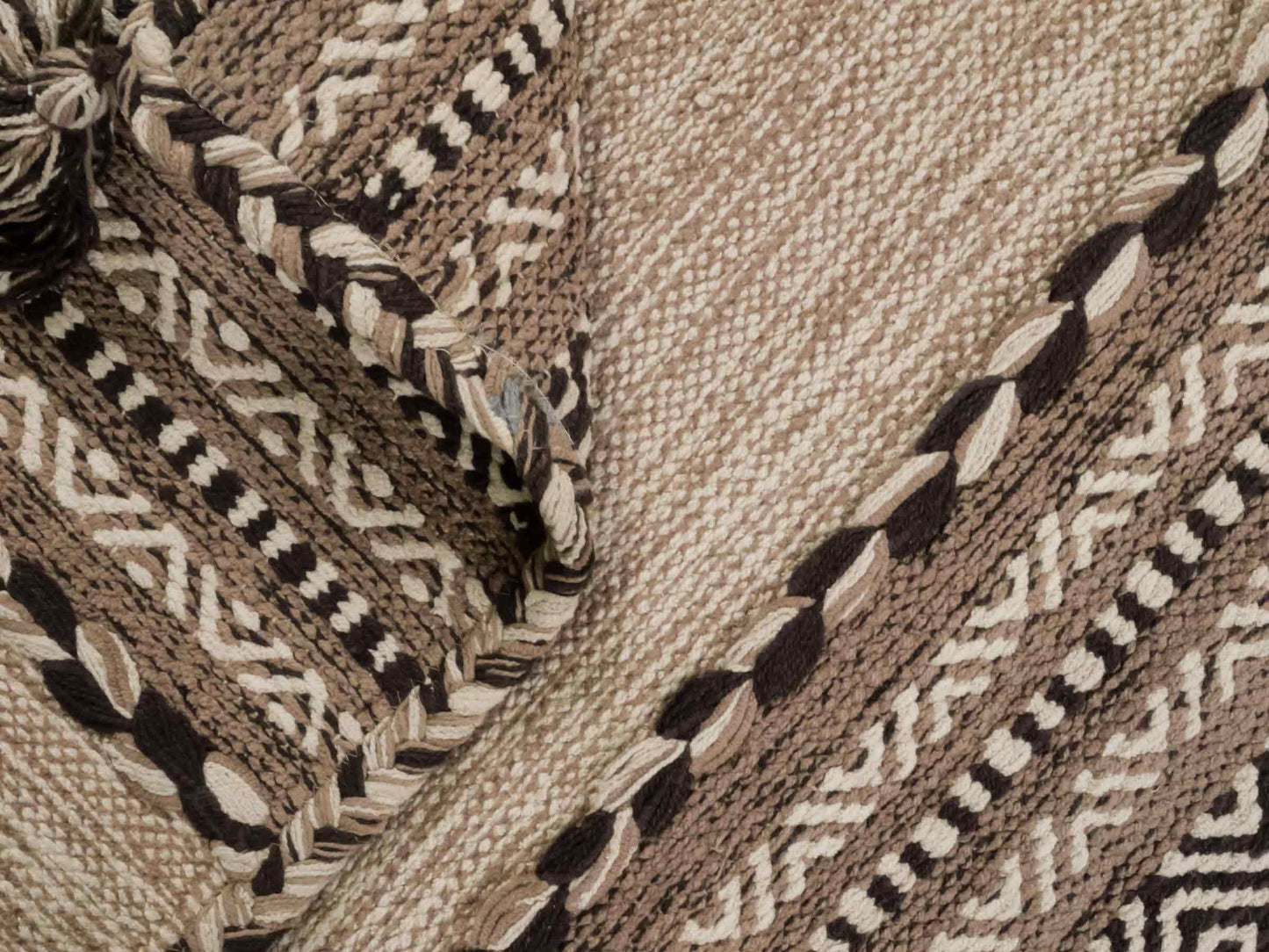 Handgewebter, moderner Indo Kelim Orientteppich von Khademi aus Baumwolle, beige. Geometrisches Design. Von Hand gewebt in Indien. Größe: 90x60cm. Teppichnummer: KB4-1632. Verkauf durch Jupiter Intl.