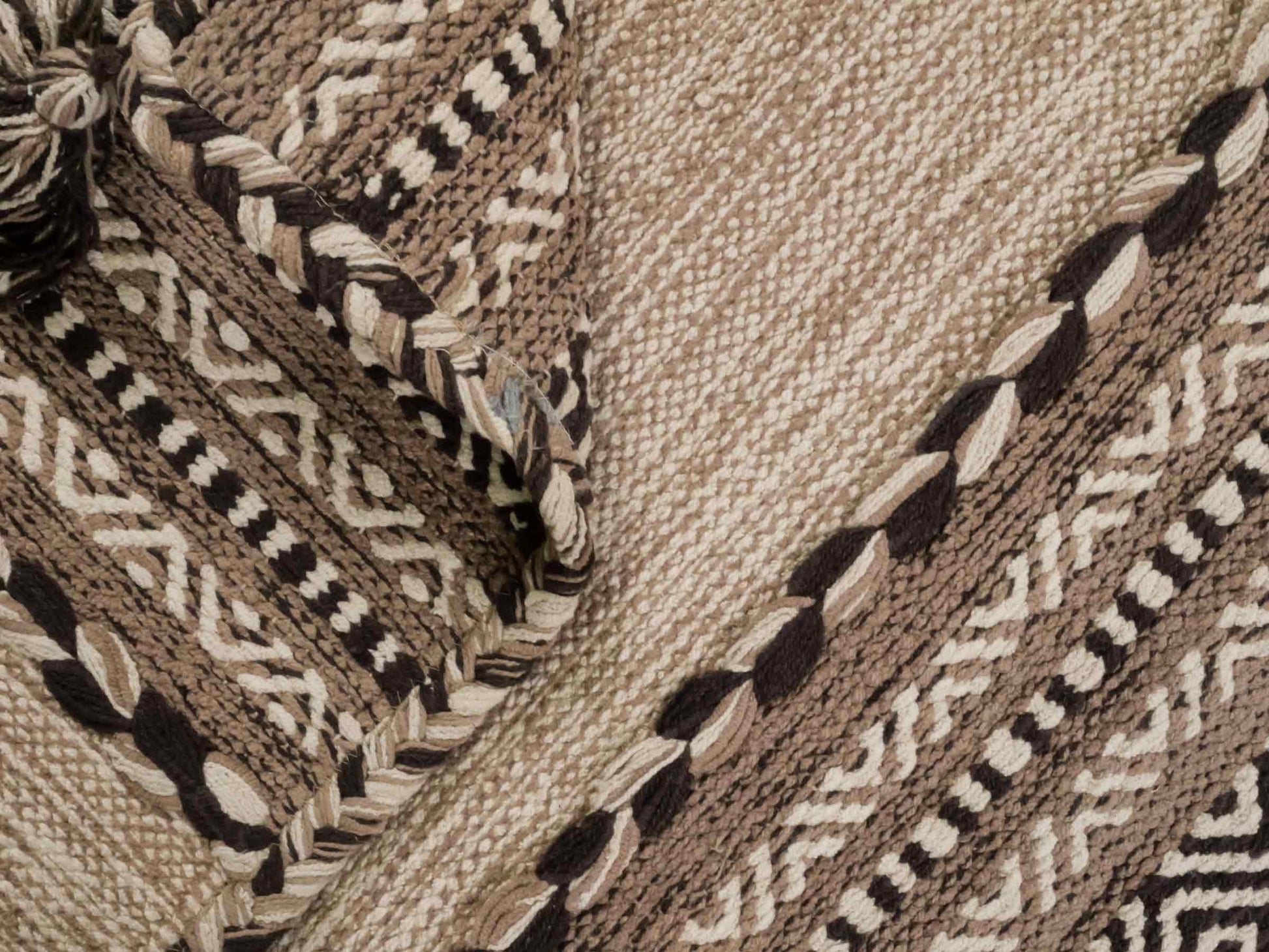 Handgewebter, moderner Indo Kelim Orientteppich von Khademi aus Baumwolle, beige. Geometrisches Design. Von Hand gewebt in Indien. Größe: 90x60cm. Teppichnummer: KB4-1632. Verkauf durch Jupiter Intl.