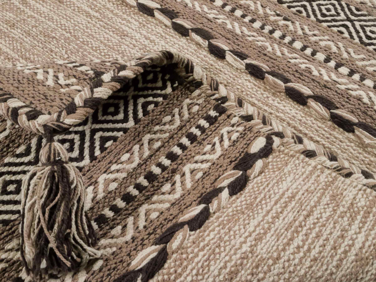 Handgewebter, moderner Indo Kelim Orientteppich von Khademi aus Baumwolle, beige. Geometrisches Design. Von Hand gewebt in Indien. Größe: 90x60cm. Teppichnummer: KB4-1632. Verkauf durch Jupiter Intl.