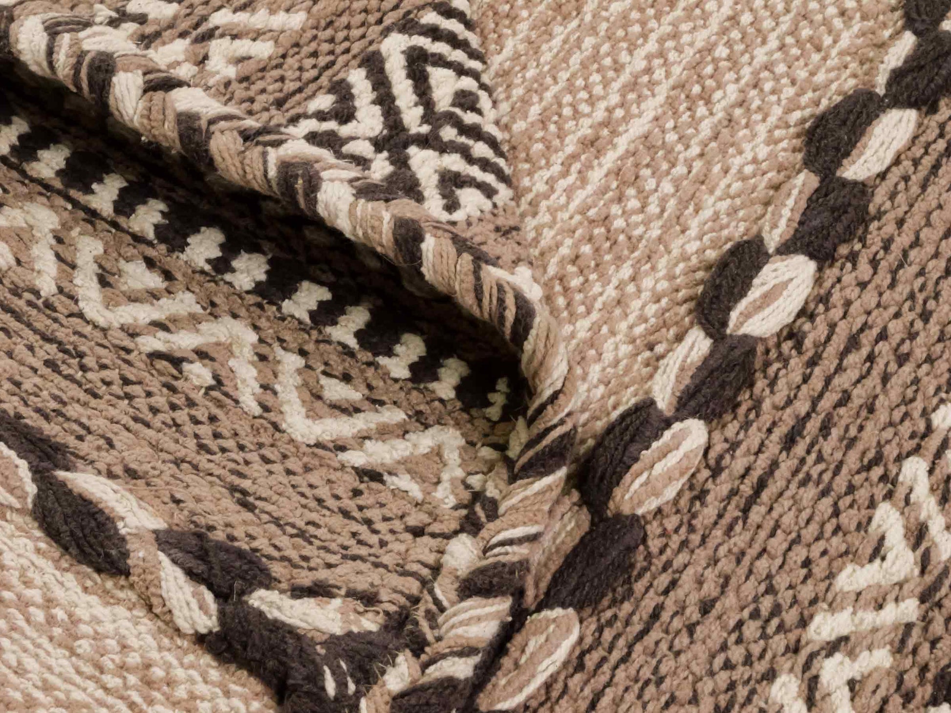 Handgewebter, moderner Indo Kelim Orientteppich von Khademi aus Baumwolle, beige. Geometrisches Design. Von Hand gewebt in Indien. Größe: 90x60cm. Teppichnummer: KB4-1633. Verkauf durch Jupiter Intl.