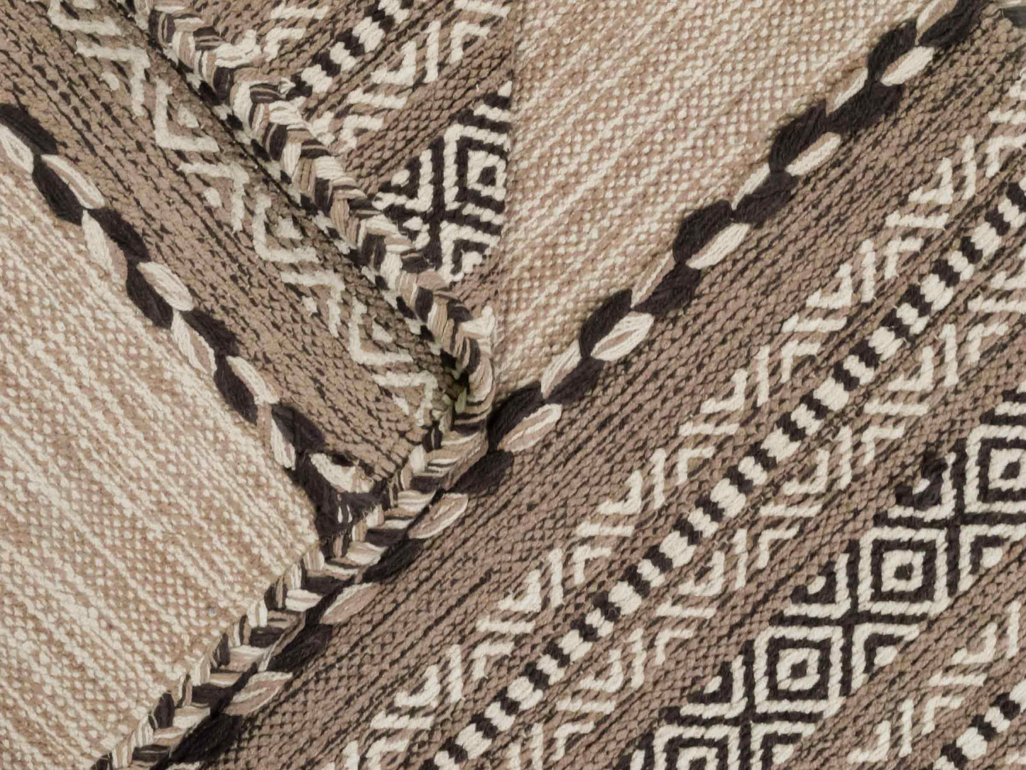 Handgewebter, moderner Indo Kelim Orientteppich von Khademi aus Baumwolle, beige. Geometrisches Design. Von Hand gewebt in Indien. Größe: 90x60cm. Teppichnummer: KB4-1633. Verkauf durch Jupiter Intl.