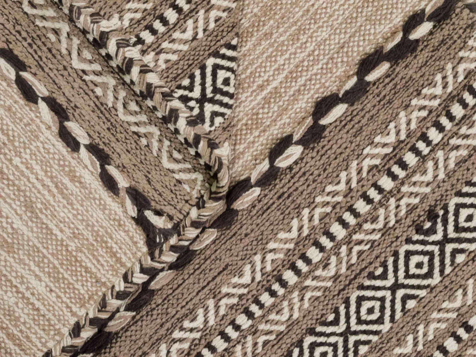 Handgewebter, moderner Indo Kelim Orientteppich von Khademi aus Baumwolle, beige. Geometrisches Design. Von Hand gewebt in Indien. Größe: 90x60cm. Teppichnummer: KB4-1633. Verkauf durch Jupiter Intl.