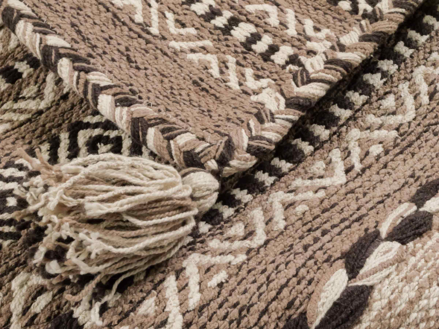 Handgewebter, moderner Indo Kelim Orientteppich von Khademi aus Baumwolle, beige. Geometrisches Design. Von Hand gewebt in Indien. Größe: 90x60cm. Teppichnummer: KB4-1633. Verkauf durch Jupiter Intl.