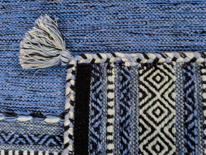 Handgewebter, moderner Indo Kelim Orientteppich von Khademi aus Baumwolle, blau. Geometrisches Design. Von Hand gewebt in Indien. Größe: 90x60cm. Teppichnummer: KB4-1640. Verkauf durch Jupiter Intl.