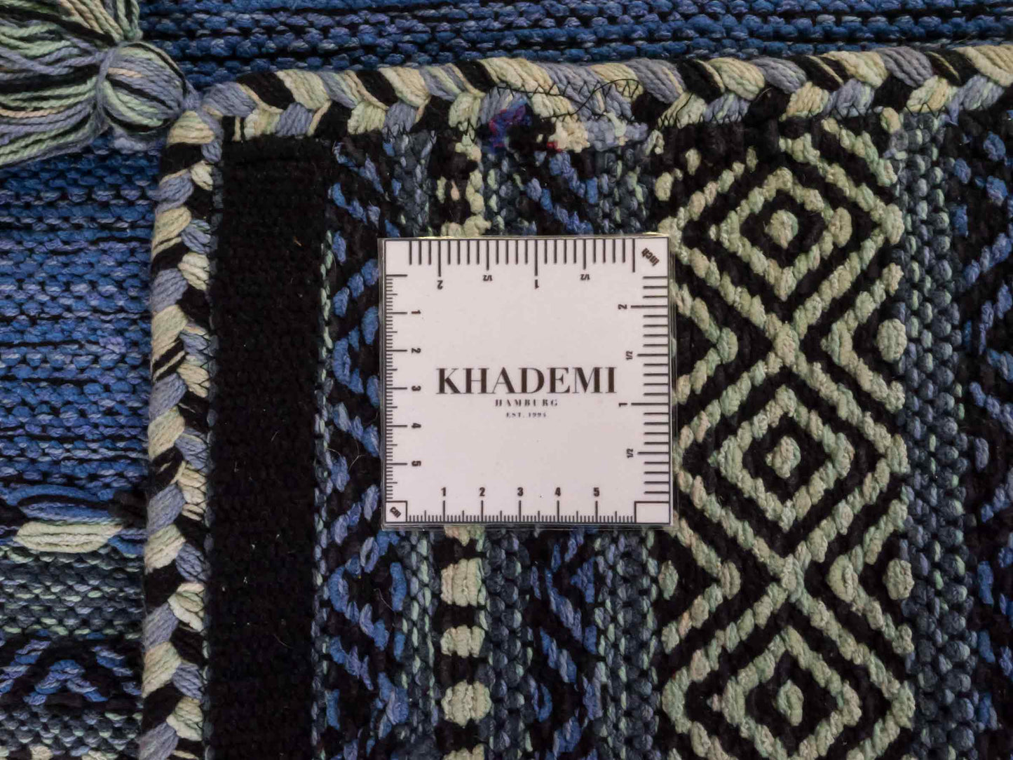 Handgewebter, moderner Indo Kelim Orientteppich von Khademi aus Baumwolle, blau. Geometrisches Design. Von Hand gewebt in Indien. Größe: 90x60cm. Teppichnummer: KB4-1640. Verkauf durch Jupiter Intl.