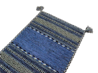 Handgewebter, moderner Indo Kelim Orientteppich von Khademi aus Baumwolle, blau. Geometrisches Design. Von Hand gewebt in Indien. Größe: 90x60cm. Teppichnummer: KB4-1640. Verkauf durch Jupiter Intl.