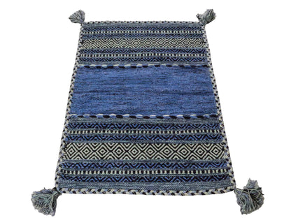 Handgewebter, moderner Indo Kelim Orientteppich von Khademi aus Baumwolle, blau. Geometrisches Design. Von Hand gewebt in Indien. Größe: 90x60cm. Teppichnummer: KB4-1640. Verkauf durch Jupiter Intl.