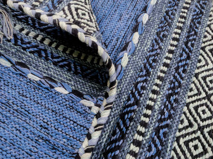 Handgewebter, moderner Indo Kelim Orientteppich von Khademi aus Baumwolle, blau. Geometrisches Design. Von Hand gewebt in Indien. Größe: 90x60cm. Teppichnummer: KB4-1640. Verkauf durch Jupiter Intl.