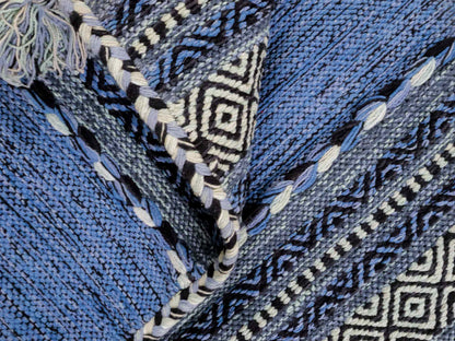 Handgewebter, moderner Indo Kelim Orientteppich von Khademi aus Baumwolle, blau. Geometrisches Design. Von Hand gewebt in Indien. Größe: 90x60cm. Teppichnummer: KB4-1640. Verkauf durch Jupiter Intl.