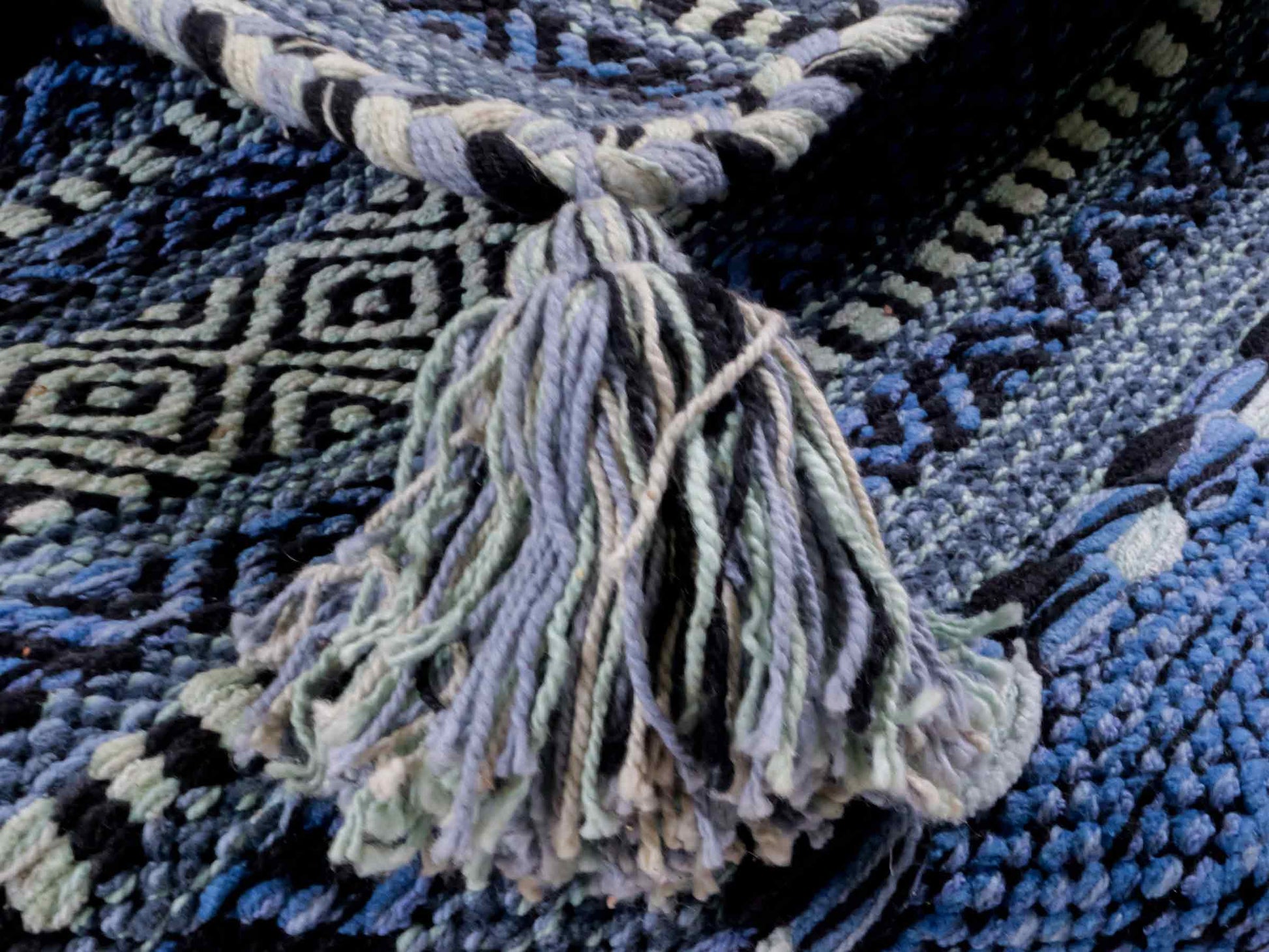 Handgewebter, moderner Indo Kelim Orientteppich von Khademi aus Baumwolle, blau. Geometrisches Design. Von Hand gewebt in Indien. Größe: 90x60cm. Teppichnummer: KB4-1640. Verkauf durch Jupiter Intl.