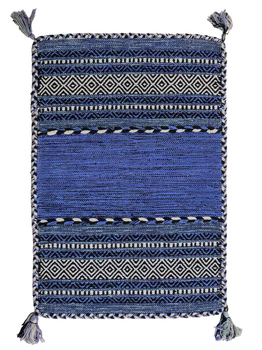 Handgewebter, moderner Indo Kelim Orientteppich von Khademi aus Baumwolle, blau. Geometrisches Design. Von Hand gewebt in Indien. Größe: 90x60cm. Teppichnummer: KB4-1641. Verkauf durch Jupiter Intl.