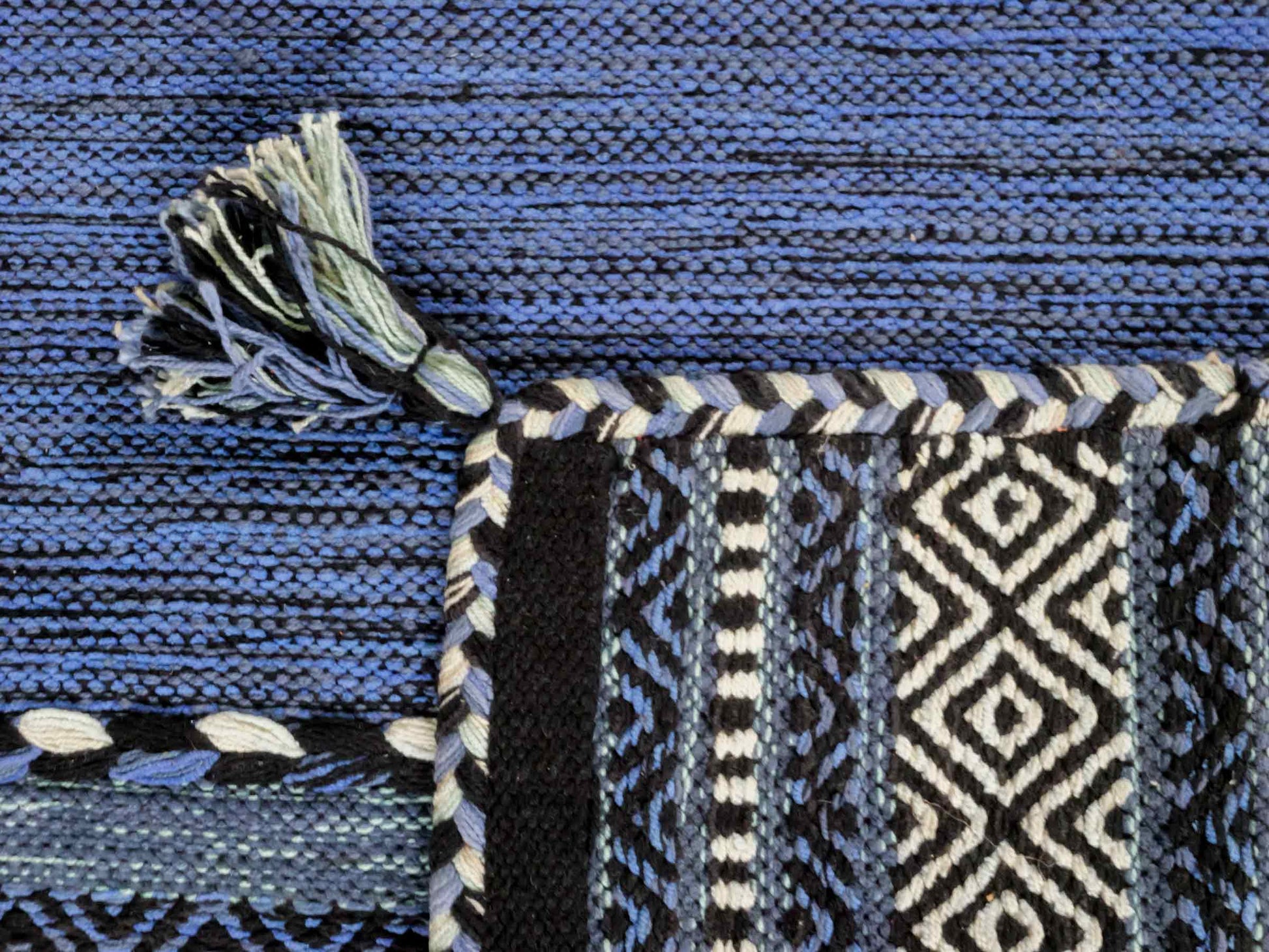 Handgewebter, moderner Indo Kelim Orientteppich von Khademi aus Baumwolle, blau. Geometrisches Design. Von Hand gewebt in Indien. Größe: 90x60cm. Teppichnummer: KB4-1641. Verkauf durch Jupiter Intl.