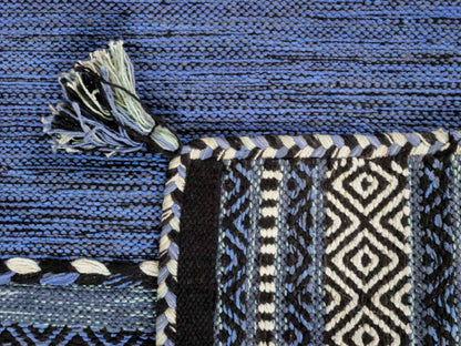 Handgewebter, moderner Indo Kelim Orientteppich von Khademi aus Baumwolle, blau. Geometrisches Design. Von Hand gewebt in Indien. Größe: 90x60cm. Teppichnummer: KB4-1641. Verkauf durch Jupiter Intl.