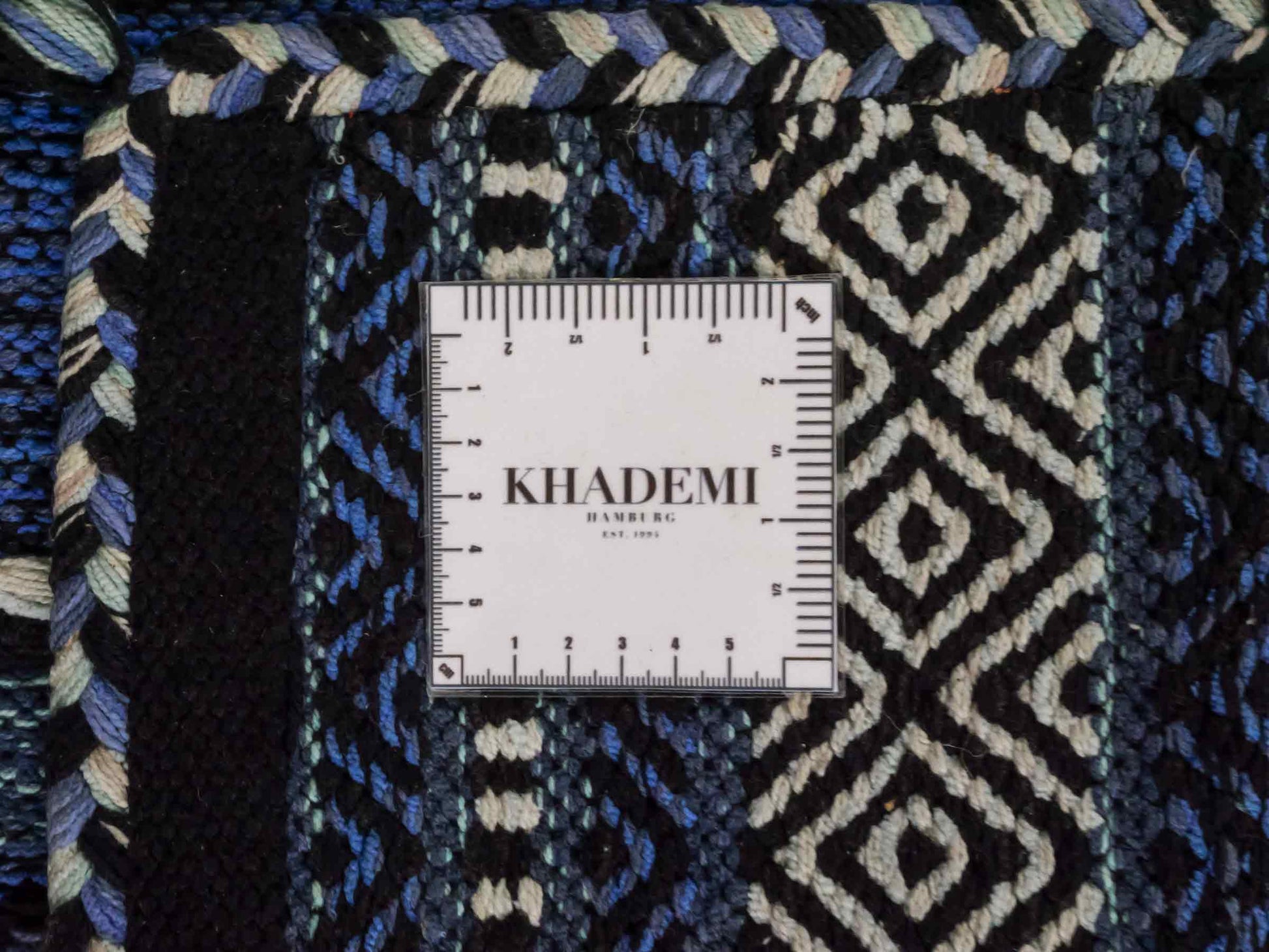 Handgewebter, moderner Indo Kelim Orientteppich von Khademi aus Baumwolle, blau. Geometrisches Design. Von Hand gewebt in Indien. Größe: 90x60cm. Teppichnummer: KB4-1641. Verkauf durch Jupiter Intl.
