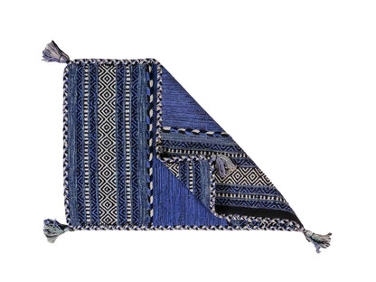 Handgewebter, moderner Indo Kelim Orientteppich von Khademi aus Baumwolle, blau. Geometrisches Design. Von Hand gewebt in Indien. Größe: 90x60cm. Teppichnummer: KB4-1641. Verkauf durch Jupiter Intl.