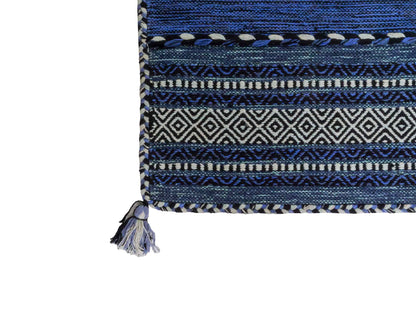 Handgewebter, moderner Indo Kelim Orientteppich von Khademi aus Baumwolle, blau. Geometrisches Design. Von Hand gewebt in Indien. Größe: 90x60cm. Teppichnummer: KB4-1641. Verkauf durch Jupiter Intl.