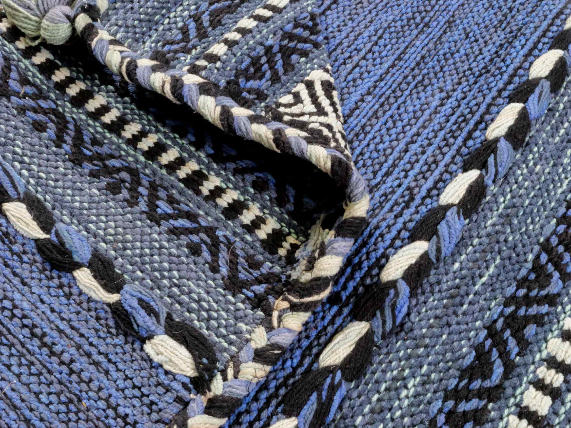 Handgewebter, moderner Indo Kelim Orientteppich von Khademi aus Baumwolle, blau. Geometrisches Design. Von Hand gewebt in Indien. Größe: 90x60cm. Teppichnummer: KB4-1641. Verkauf durch Jupiter Intl.