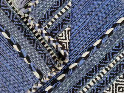 Handgewebter, moderner Indo Kelim Orientteppich von Khademi aus Baumwolle, blau. Geometrisches Design. Von Hand gewebt in Indien. Größe: 90x60cm. Teppichnummer: KB4-1641. Verkauf durch Jupiter Intl.