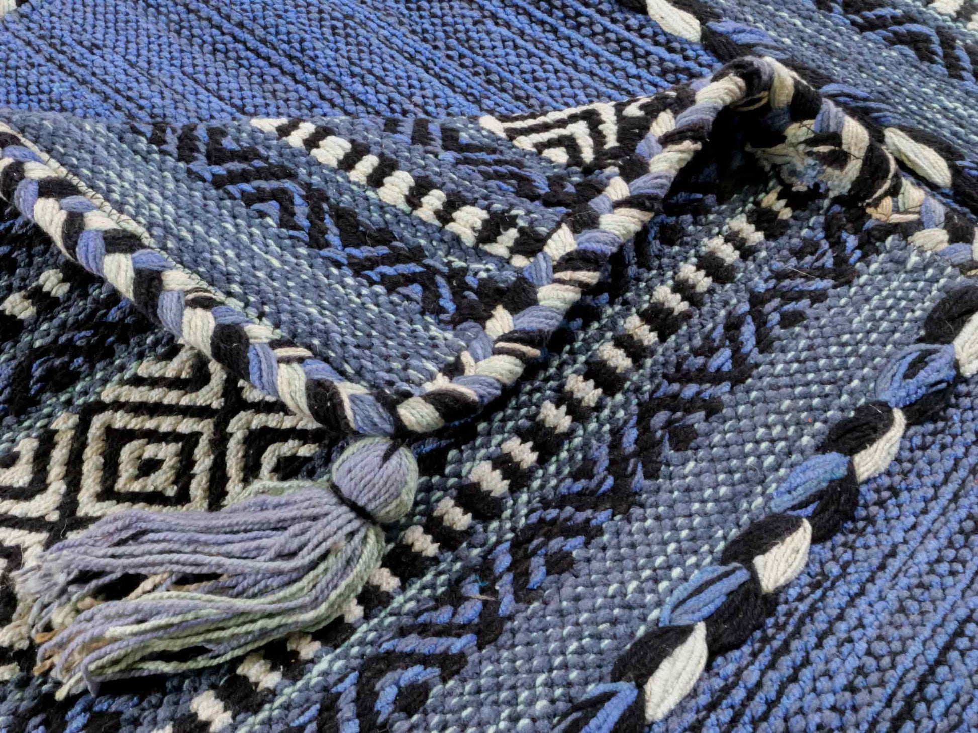 Handgewebter, moderner Indo Kelim Orientteppich von Khademi aus Baumwolle, blau. Geometrisches Design. Von Hand gewebt in Indien. Größe: 90x60cm. Teppichnummer: KB4-1641. Verkauf durch Jupiter Intl.