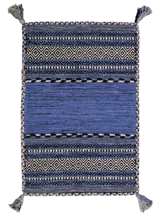 Handgewebter, moderner Indo Kelim Orientteppich von Khademi aus Baumwolle, blau. Geometrisches Design. Von Hand gewebt in Indien. Größe: 90x60cm. Teppichnummer: KB4-1642. Verkauf durch Jupiter Intl.