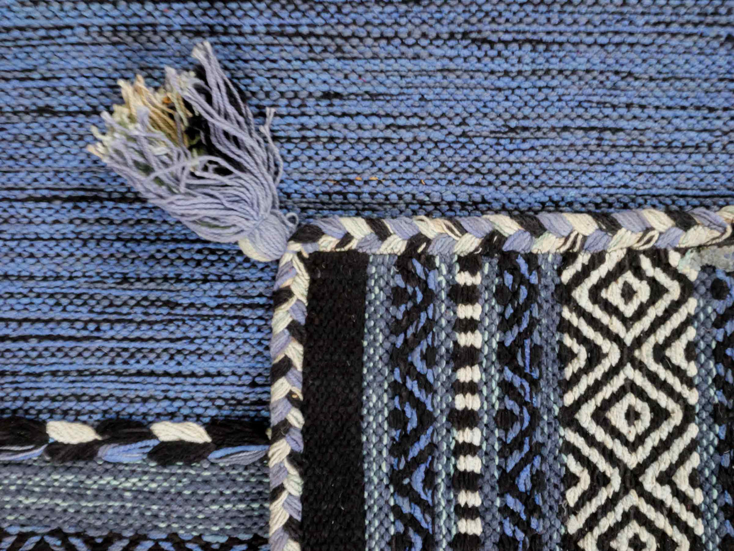 Handgewebter, moderner Indo Kelim Orientteppich von Khademi aus Baumwolle, blau. Geometrisches Design. Von Hand gewebt in Indien. Größe: 90x60cm. Teppichnummer: KB4-1642. Verkauf durch Jupiter Intl.