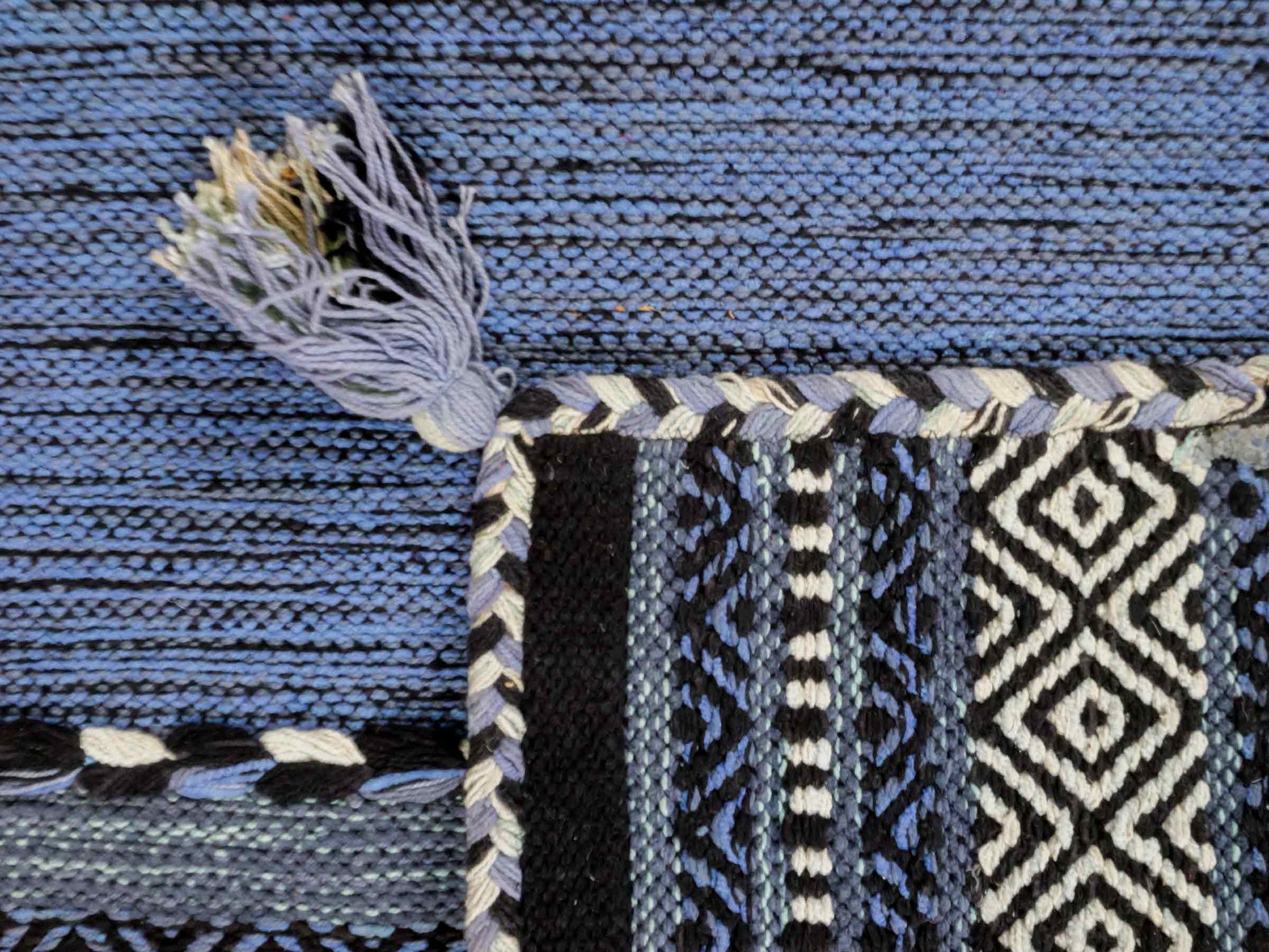 Handgewebter, moderner Indo Kelim Orientteppich von Khademi aus Baumwolle, blau. Geometrisches Design. Von Hand gewebt in Indien. Größe: 90x60cm. Teppichnummer: KB4-1642. Verkauf durch Jupiter Intl.