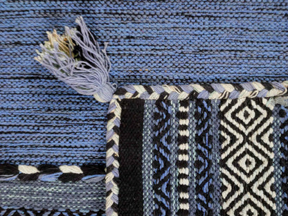 Handgewebter, moderner Indo Kelim Orientteppich von Khademi aus Baumwolle, blau. Geometrisches Design. Von Hand gewebt in Indien. Größe: 90x60cm. Teppichnummer: KB4-1642. Verkauf durch Jupiter Intl.