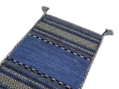 Handgewebter, moderner Indo Kelim Orientteppich von Khademi aus Baumwolle, blau. Geometrisches Design. Von Hand gewebt in Indien. Größe: 90x60cm. Teppichnummer: KB4-1642. Verkauf durch Jupiter Intl.