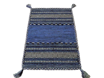 Handgewebter, moderner Indo Kelim Orientteppich von Khademi aus Baumwolle, blau. Geometrisches Design. Von Hand gewebt in Indien. Größe: 90x60cm. Teppichnummer: KB4-1642. Verkauf durch Jupiter Intl.