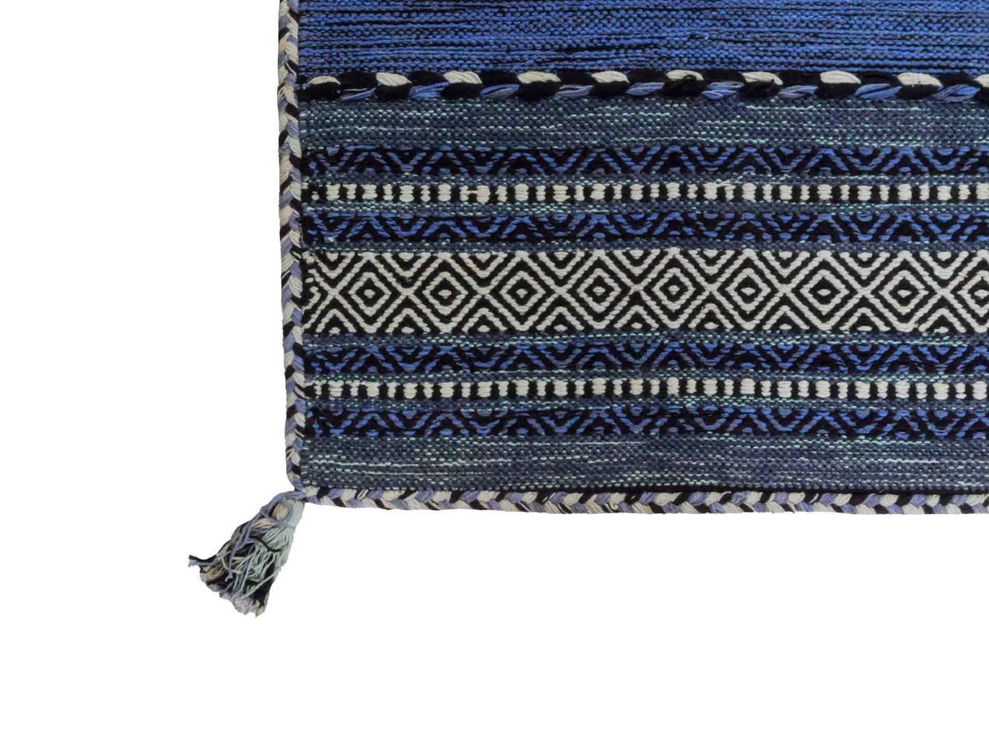 Handgewebter, moderner Indo Kelim Orientteppich von Khademi aus Baumwolle, blau. Geometrisches Design. Von Hand gewebt in Indien. Größe: 90x60cm. Teppichnummer: KB4-1642. Verkauf durch Jupiter Intl.