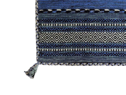 Handgewebter, moderner Indo Kelim Orientteppich von Khademi aus Baumwolle, blau. Geometrisches Design. Von Hand gewebt in Indien. Größe: 90x60cm. Teppichnummer: KB4-1642. Verkauf durch Jupiter Intl.