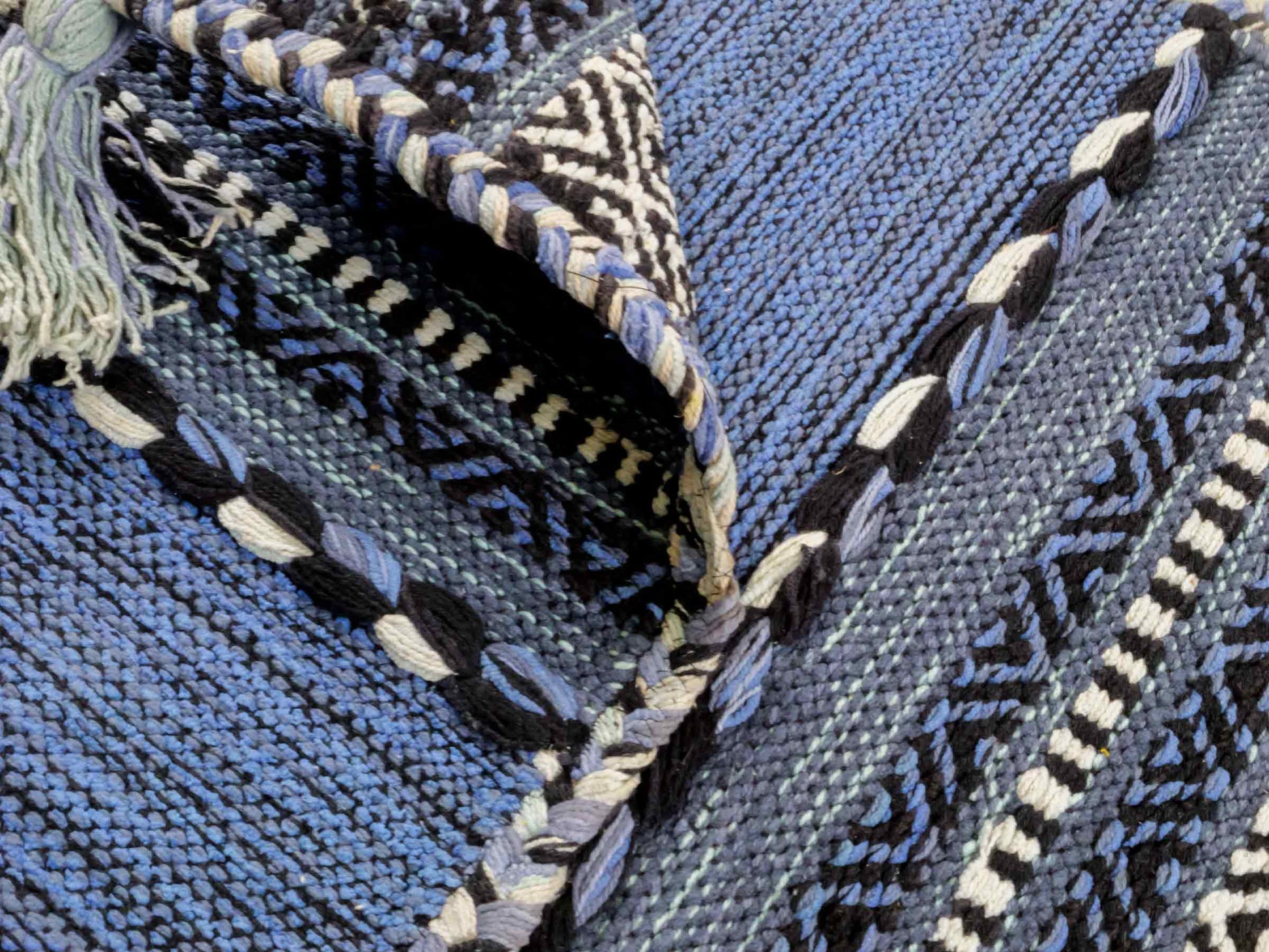 Handgewebter, moderner Indo Kelim Orientteppich von Khademi aus Baumwolle, blau. Geometrisches Design. Von Hand gewebt in Indien. Größe: 90x60cm. Teppichnummer: KB4-1642. Verkauf durch Jupiter Intl.