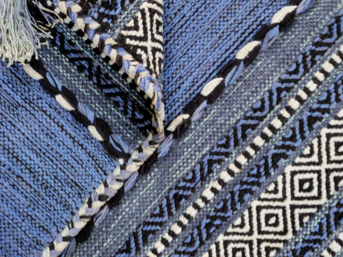 Handgewebter, moderner Indo Kelim Orientteppich von Khademi aus Baumwolle, blau. Geometrisches Design. Von Hand gewebt in Indien. Größe: 90x60cm. Teppichnummer: KB4-1642. Verkauf durch Jupiter Intl.