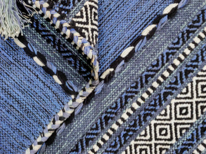 Handgewebter, moderner Indo Kelim Orientteppich von Khademi aus Baumwolle, blau. Geometrisches Design. Von Hand gewebt in Indien. Größe: 90x60cm. Teppichnummer: KB4-1642. Verkauf durch Jupiter Intl.