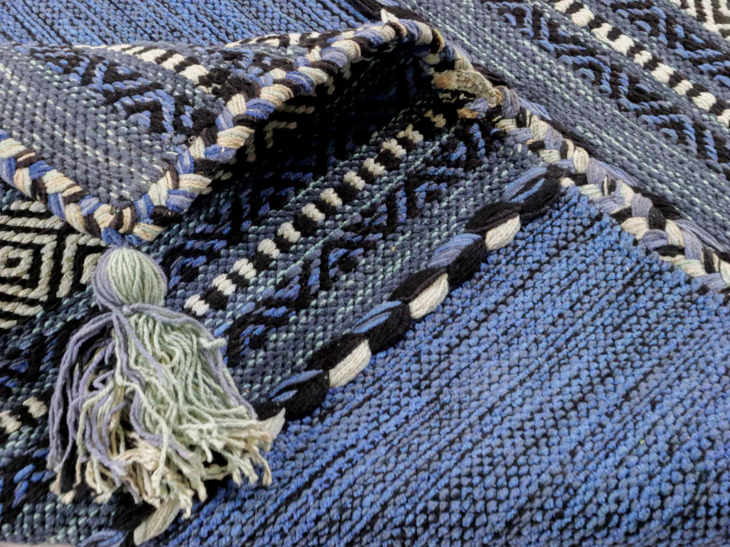 Handgewebter, moderner Indo Kelim Orientteppich von Khademi aus Baumwolle, blau. Geometrisches Design. Von Hand gewebt in Indien. Größe: 90x60cm. Teppichnummer: KB4-1642. Verkauf durch Jupiter Intl.