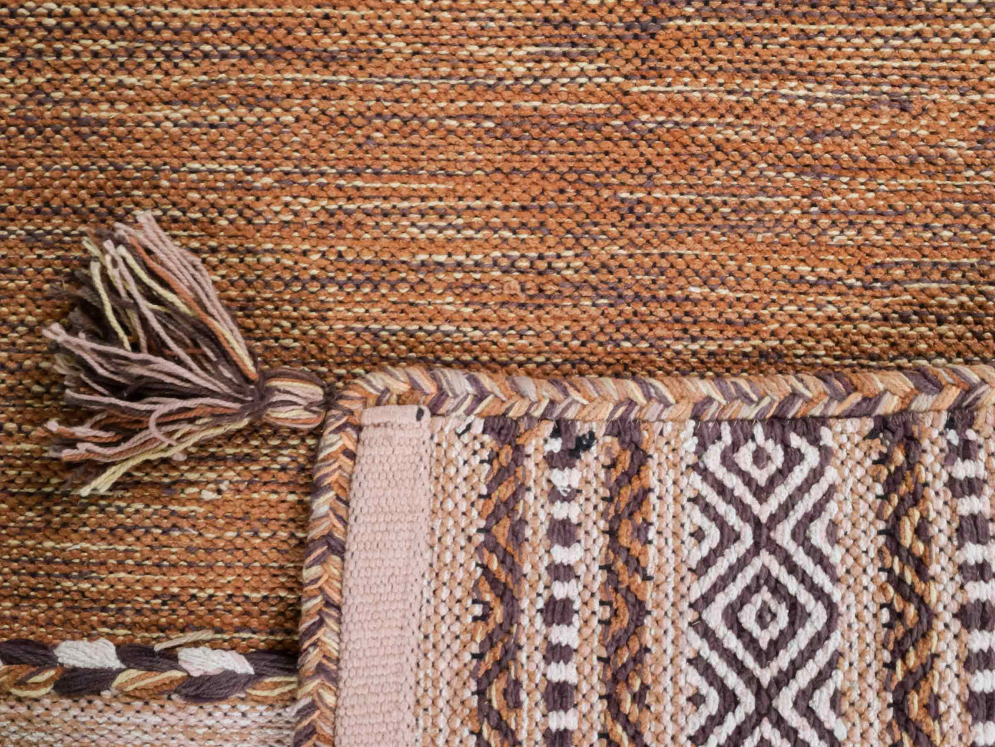 Handgewebter, moderner Indo Kelim Orientteppich von Khademi aus Baumwolle, braun. Geometrisches Design. Von Hand gewebt in Indien. Größe: 90x60cm. Teppichnummer: KB4-1637. Verkauf durch Jupiter Intl.