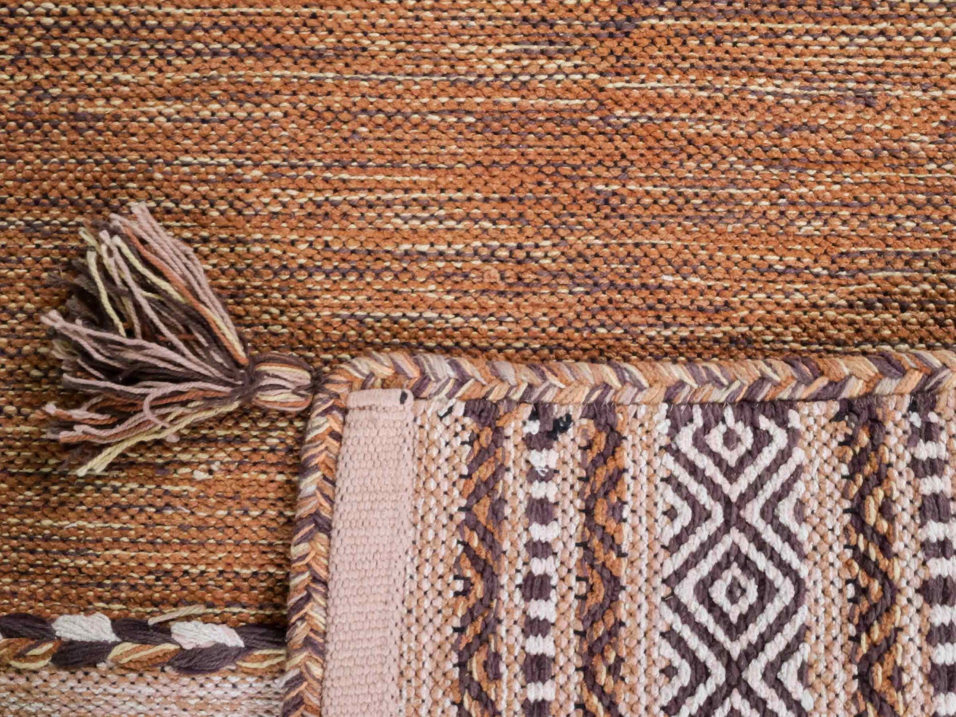 Handgewebter, moderner Indo Kelim Orientteppich von Khademi aus Baumwolle, braun. Geometrisches Design. Von Hand gewebt in Indien. Größe: 90x60cm. Teppichnummer: KB4-1637. Verkauf durch Jupiter Intl.