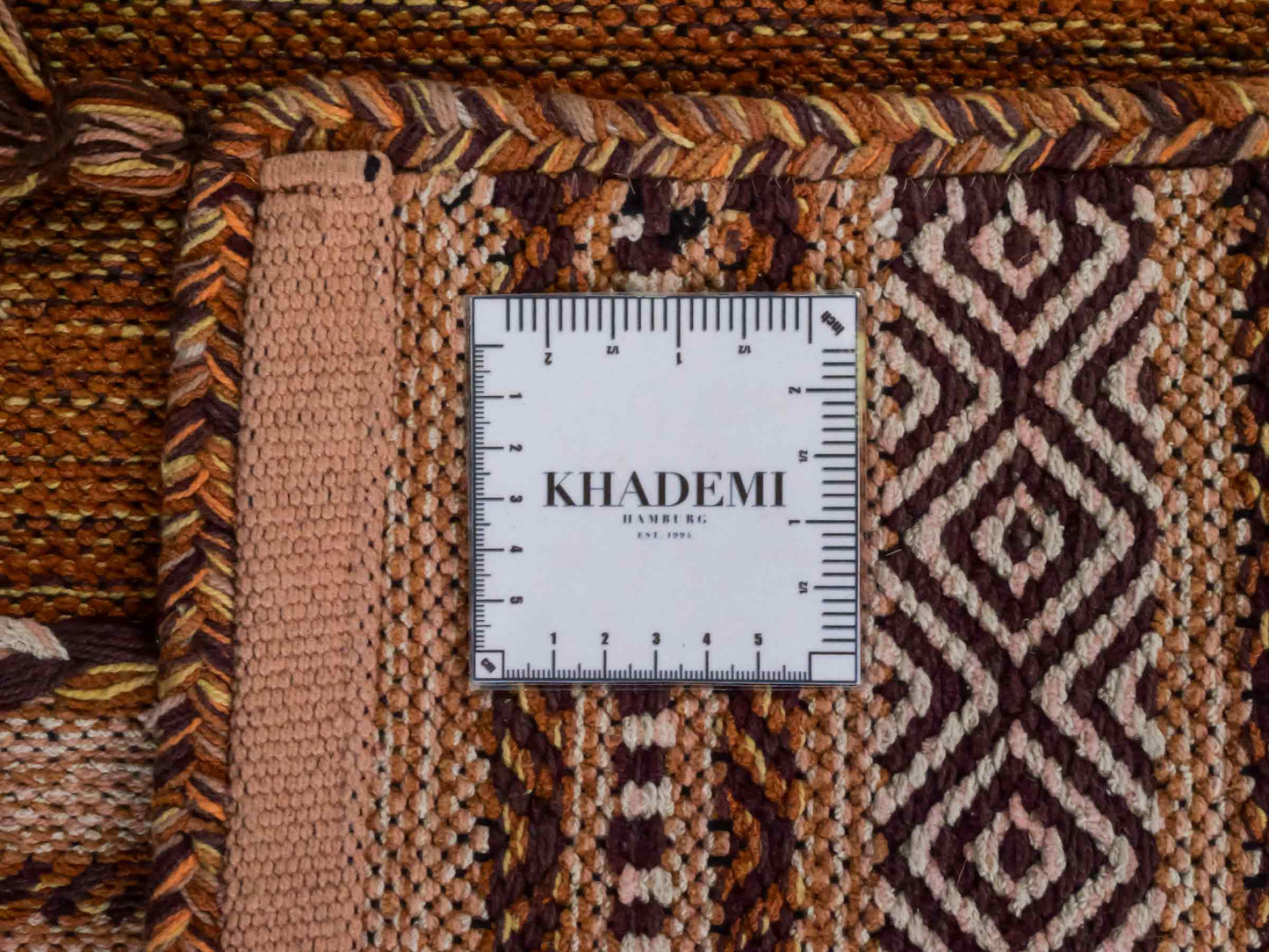 Handgewebter, moderner Indo Kelim Orientteppich von Khademi aus Baumwolle, braun. Geometrisches Design. Von Hand gewebt in Indien. Größe: 90x60cm. Teppichnummer: KB4-1637. Verkauf durch Jupiter Intl.