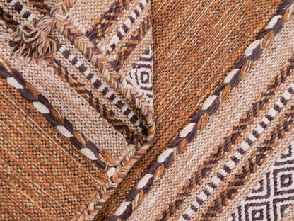 Handgewebter, moderner Indo Kelim Orientteppich von Khademi aus Baumwolle, braun. Geometrisches Design. Von Hand gewebt in Indien. Größe: 90x60cm. Teppichnummer: KB4-1637. Verkauf durch Jupiter Intl.