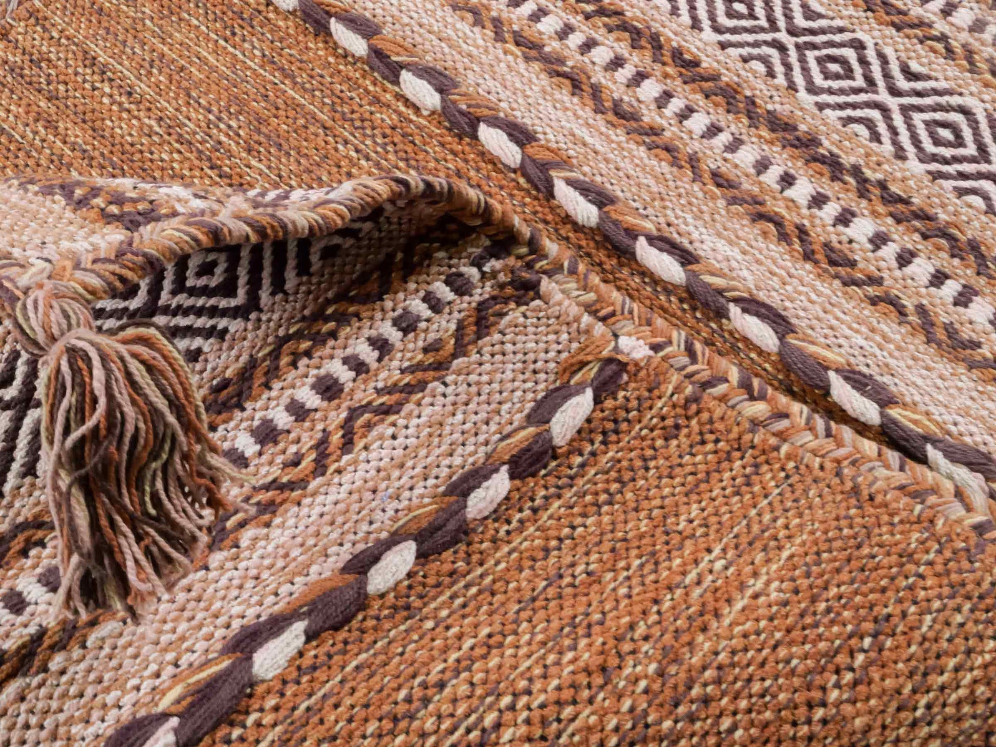 Handgewebter, moderner Indo Kelim Orientteppich von Khademi aus Baumwolle, braun. Geometrisches Design. Von Hand gewebt in Indien. Größe: 90x60cm. Teppichnummer: KB4-1637. Verkauf durch Jupiter Intl.