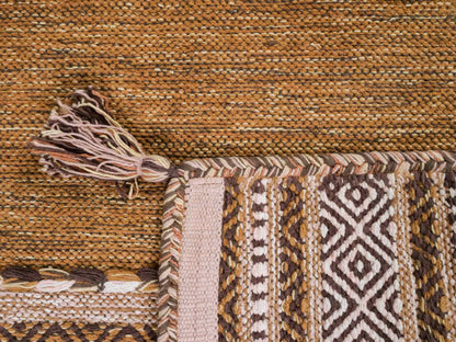 Handgewebter, moderner Indo Kelim Orientteppich von Khademi aus Baumwolle, braun. Geometrisches Design. Von Hand gewebt in Indien. Größe: 90x60cm. Teppichnummer: KB4-1638. Verkauf durch Jupiter Intl.