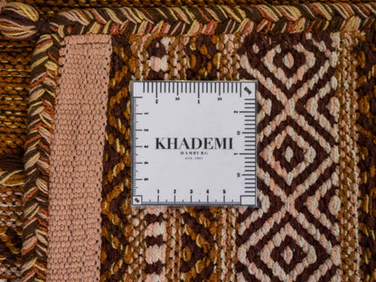 Handgewebter, moderner Indo Kelim Orientteppich von Khademi aus Baumwolle, braun. Geometrisches Design. Von Hand gewebt in Indien. Größe: 90x60cm. Teppichnummer: KB4-1638. Verkauf durch Jupiter Intl.